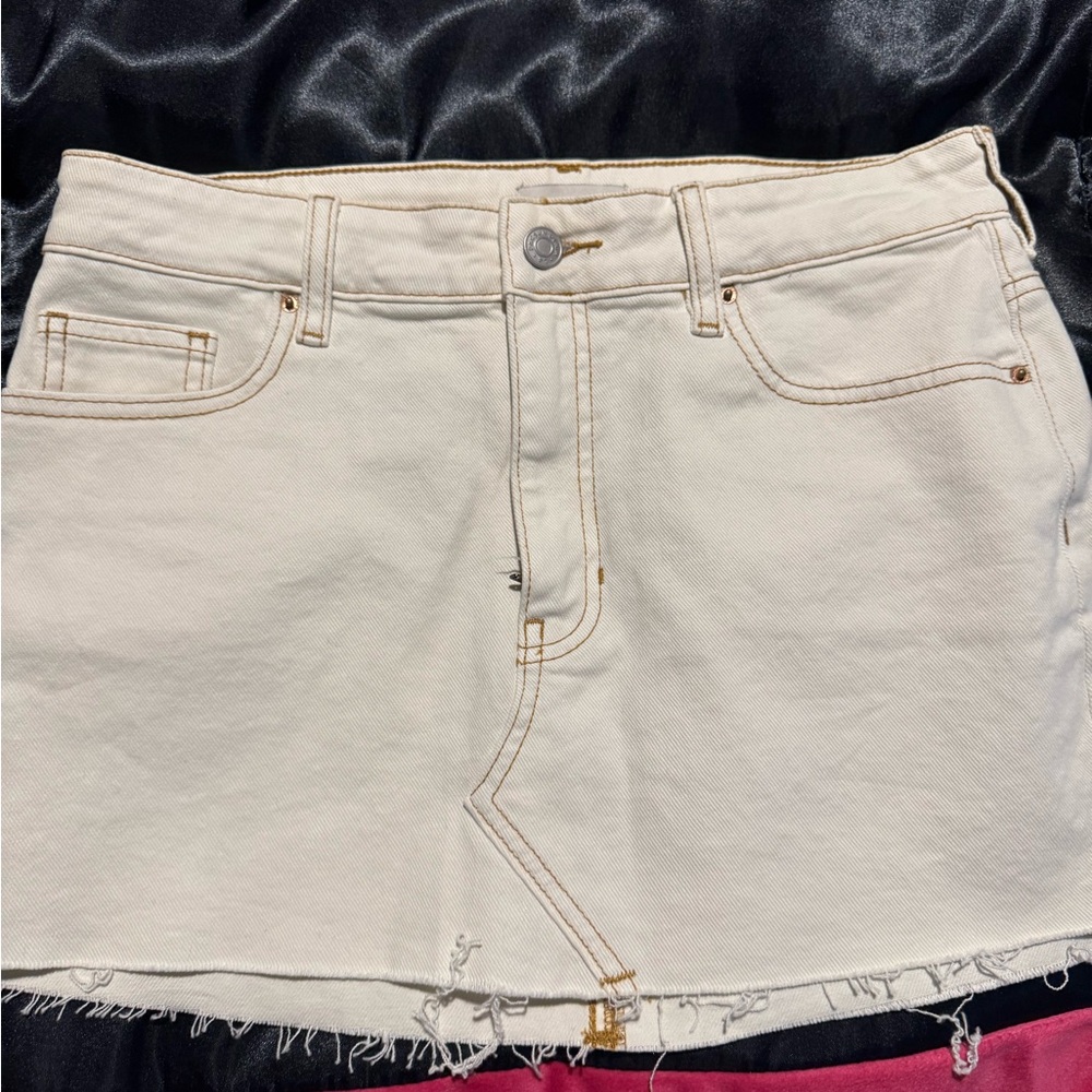 PacSun 
Whit skirt 
Yellow gold color stitching 
Denim 
Size 27